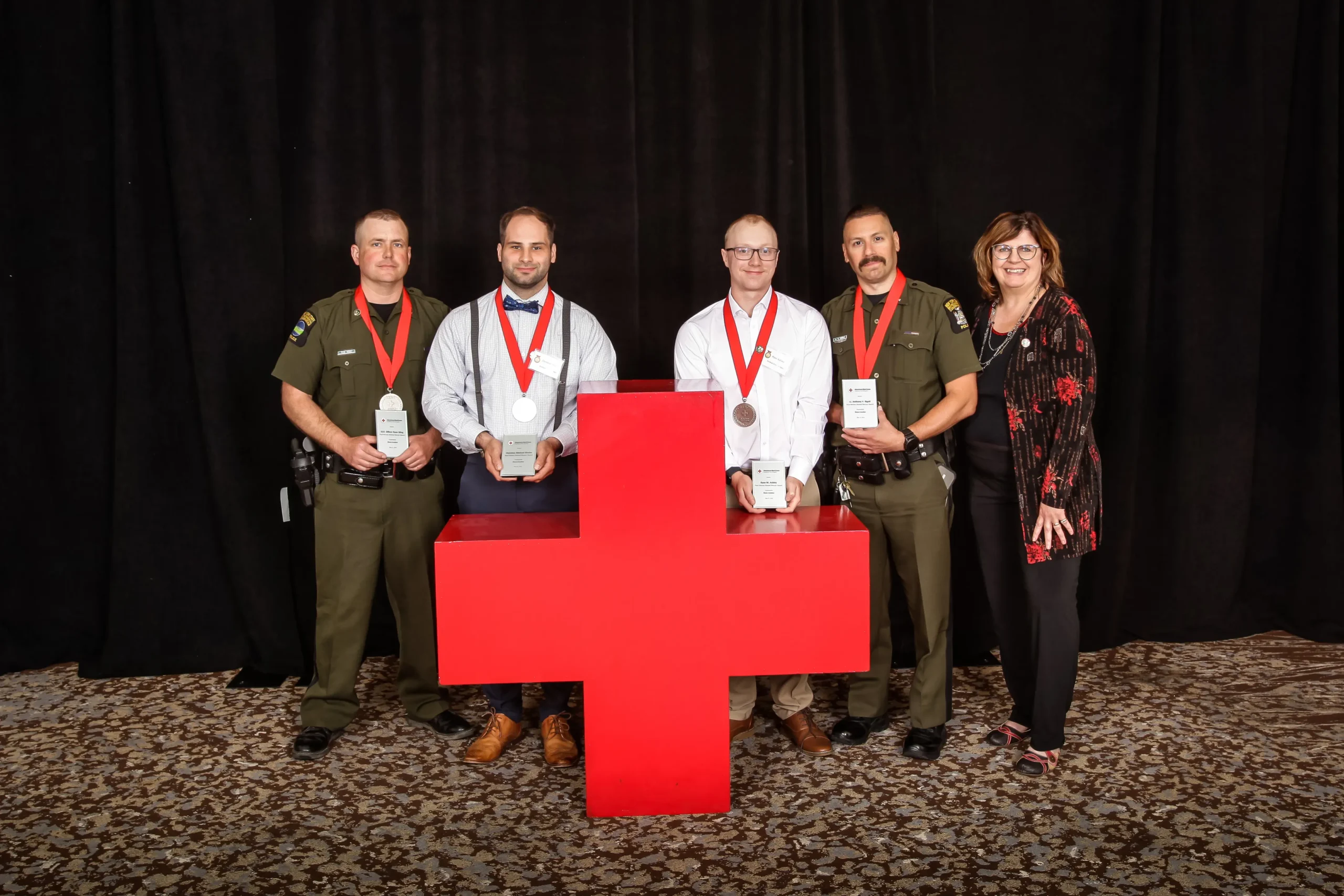 Elin and the Animal Rescue Award Heroes standing behind a Red Cross.